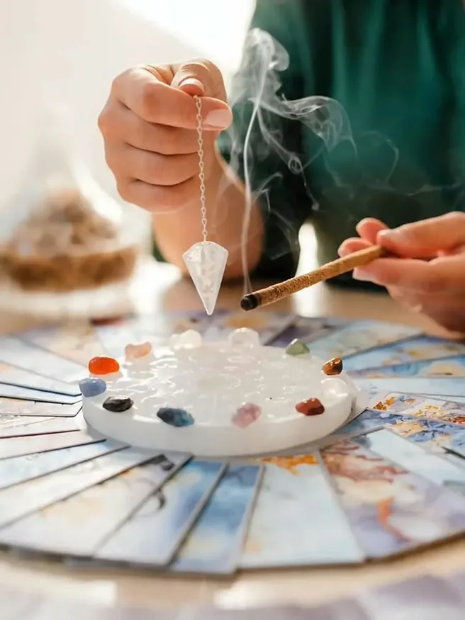 Pêndulo e mandala de cristais